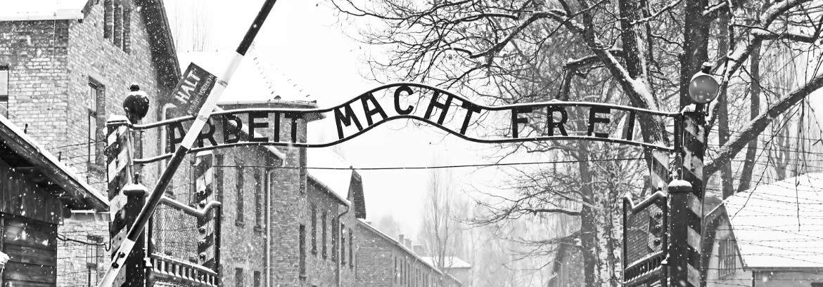 Arbeit macht frei – L’ironia incisa nel ferro