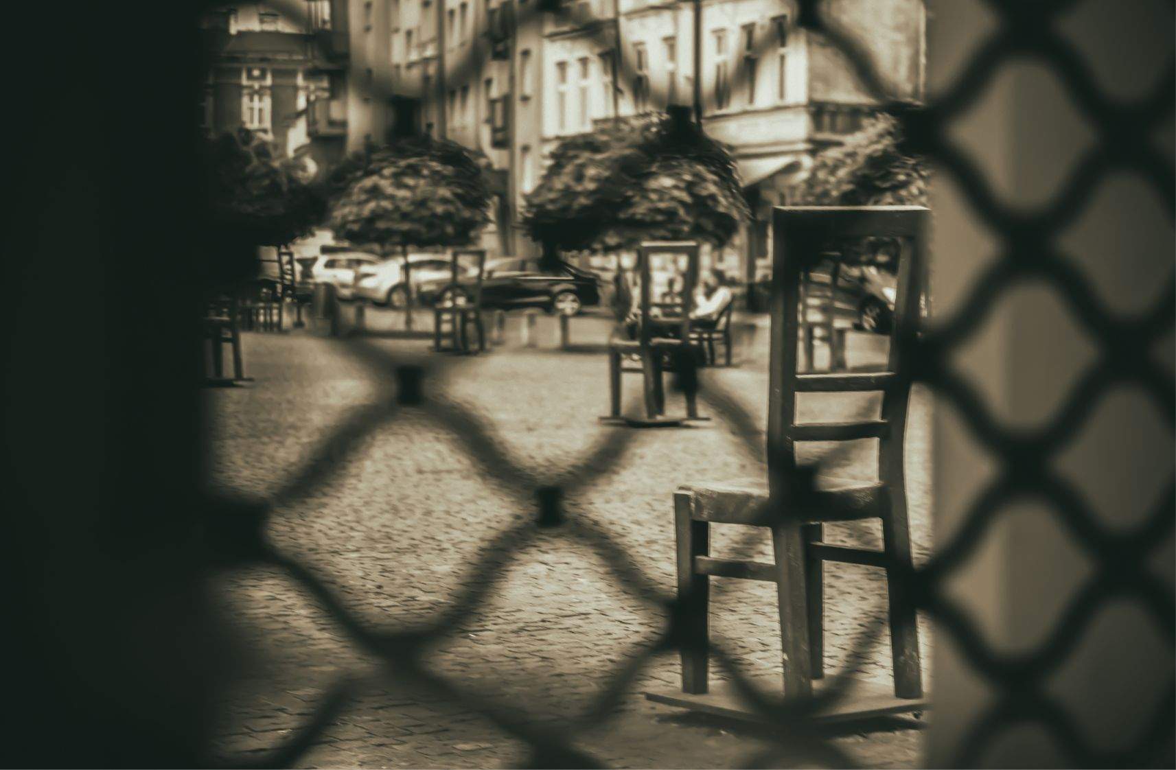 to Heroes Square (The Square of Empty Chairs)