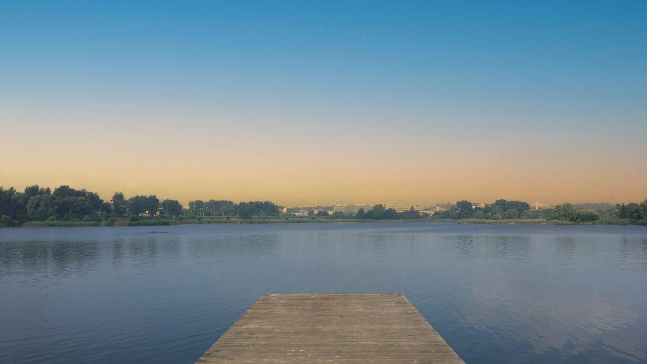 Lago Bagry: "Tramonto tranquillo sul lago Bagry, senza persone."
