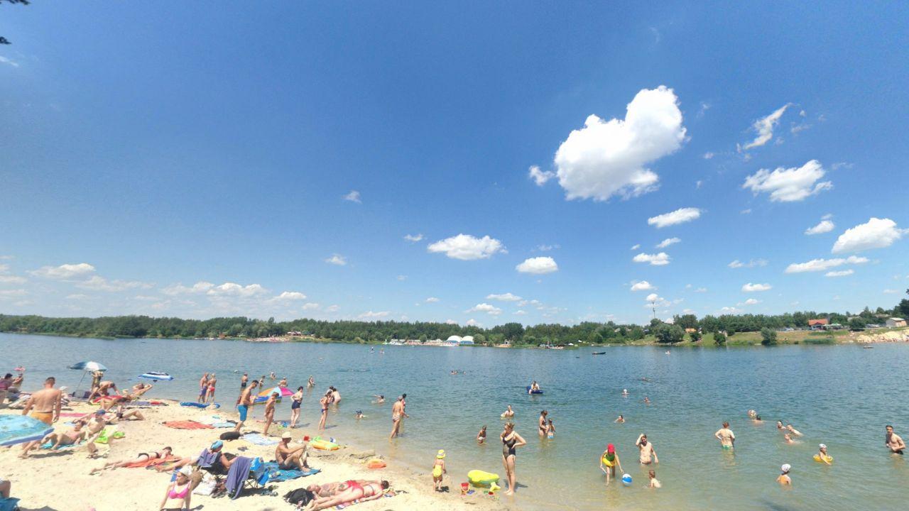 Lago Kryspinów: "Vista aerea del lago Kryspinów con la sua spiaggia di sabbia e acqua cristallina."
